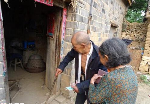 刚出院不久的胡显山老人现在行走困难,需要人搀扶