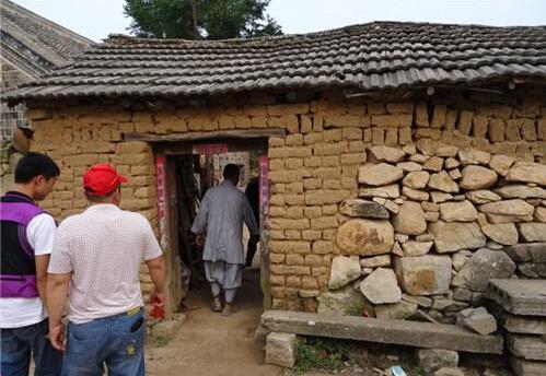 胡显山老人居住的房屋,低矮简陋,生活条件很差也无力修缮和翻新