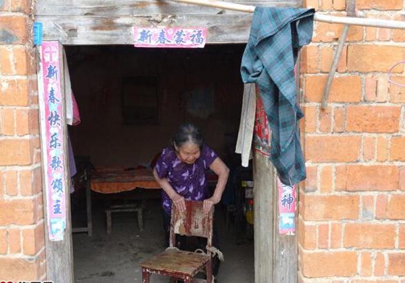 吴秀连老人双眼失明30年,不慎又摔伤未及时治疗半瘫在床,行走很不方便