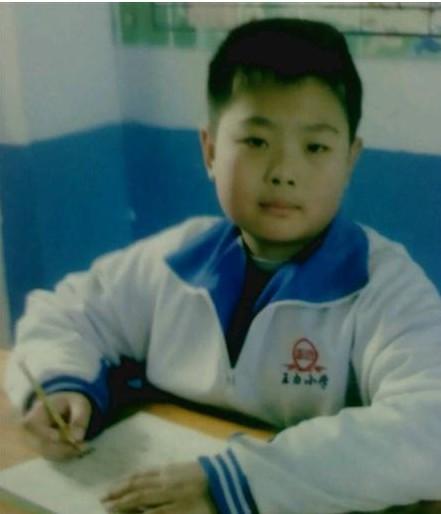 孩子复发前在教室内:一个九岁的孩子还要承受多少病痛,死神啊,为什么你要如此残忍。