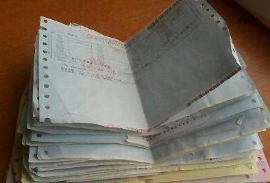 孩子住院及检查的发票。