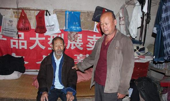 常振军老人卧病在床,靠邻居照顾艰难维持着生活