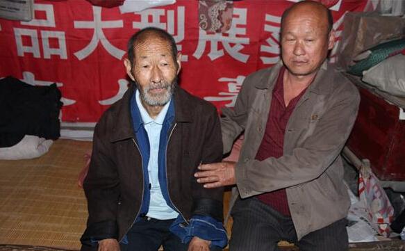 因为贫困,常振军老人一生未婚娶,年迈身边无人照顾,没有住房居住在邻居家