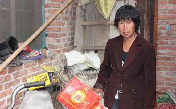 李书芳老人平时靠捡废品维持生活,家里生活环境和条件很差