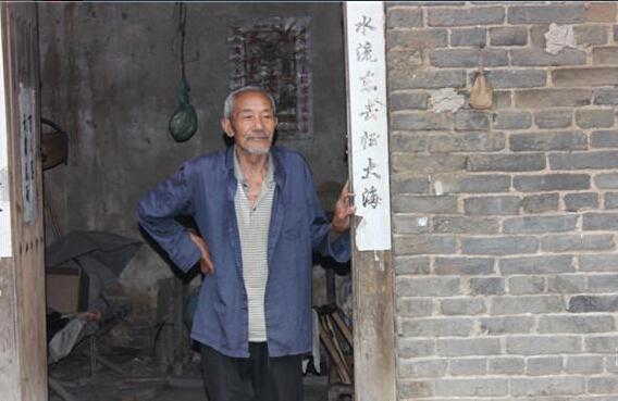 王群才今年79岁,家住河南南阳市邓州市裴营乡常营村