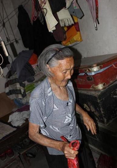 任其富的老伴和儿子都已去世,老人年迈,儿媳和孙子智障,一家人没有任何的依靠