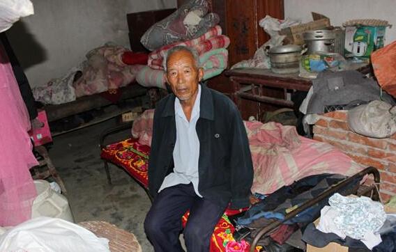 黄新军老人渴望得到爱心网友的帮助,让家庭脱离暂时的困境