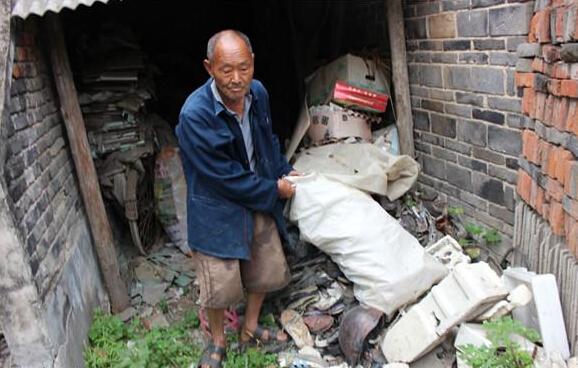 汤杰青老人今年70岁,家住河南南阳市邓州市裴营乡青冢村