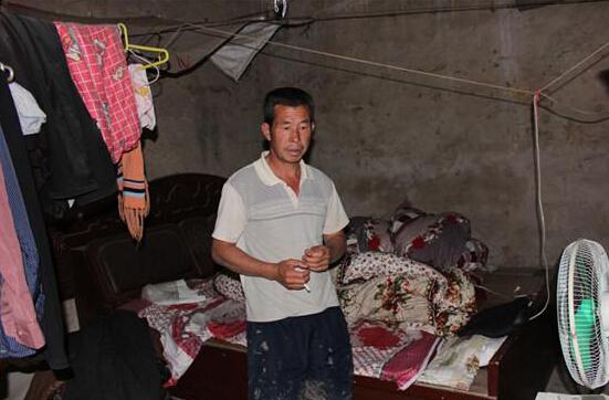 李宗富现年47岁,家住河南南阳市邓州市裴营乡青冢村