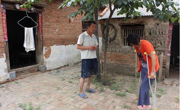 李宗富因病截肢,失去劳动能力,同时巨大的费用使这个家庭负债累累