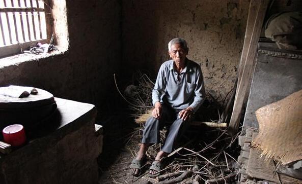 因为家庭贫困,李向德老人一生未婚娶,再无依无靠,孤单一个人生活