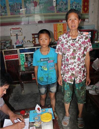 李典和他的奶奶,爷爷患脑瘤,医治无效去世,因看病导致家庭欠下外债