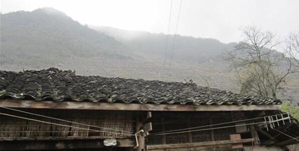 王玉方和母亲居住的房屋简陋,漏雨,家里经济条件差没有能力修缮和翻新