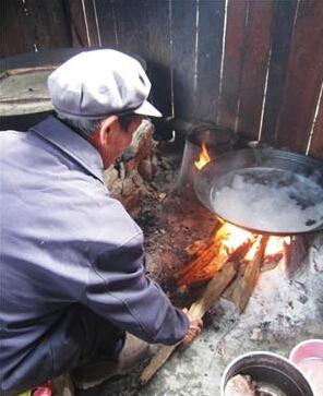 因为家庭贫困,王文桥老人一生未婚娶,现无依无靠,孤单一个人生活