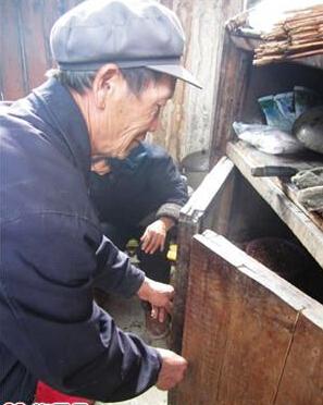 王文桥老人年迈已失去劳动能力,家里没有收入,生活异常艰难