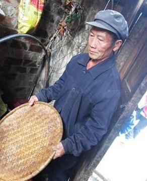 贫困的老人渴望得到爱心网友的援手