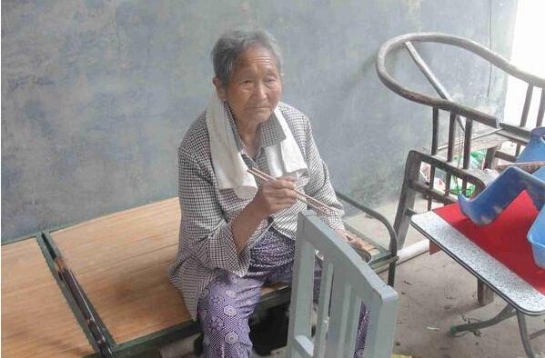 冯玉兰老人今年84岁高龄,家住河南新乡市原阳县官厂乡李悦厂村