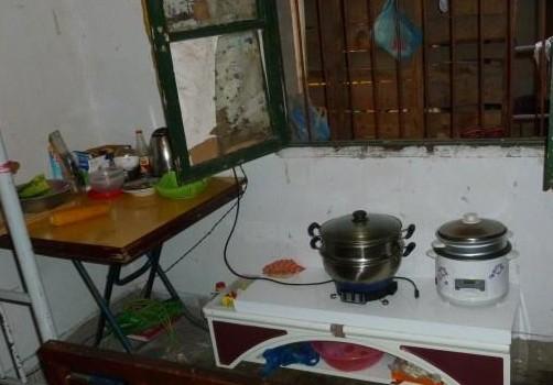 受助人梁家豪家里的厨房和吃饭的地方挤在屋内的一个角落里。