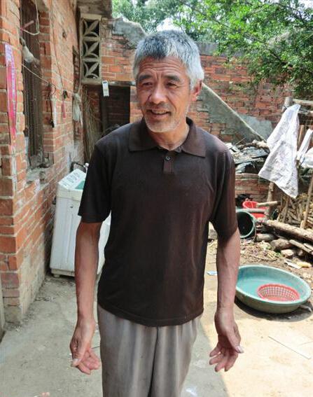 蔡宏林,男,56岁,家住河南南阳市卧龙区谢庄乡斋公庄村