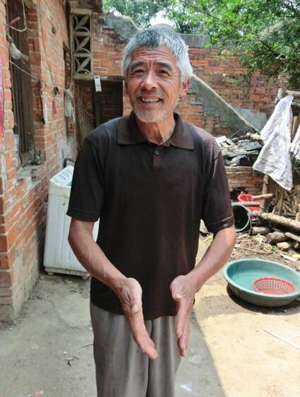 因家庭条件贫困,蔡宏林很晚结婚,娶的妻子眼睛失明,生活还需要人照顾