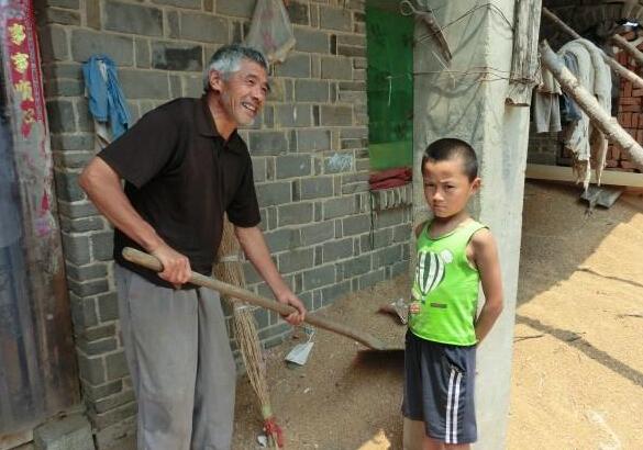 随着年龄的增长,蔡宏林的体力也下降很多,为了一家人的生活蔡宏林坚持劳作