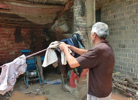 蔡宏林的三个孩子还小,妻子不能劳作,平时的家务活都是蔡宏林在做