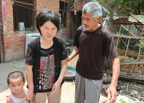 蔡宏林在照顾着视力残疾的妻子