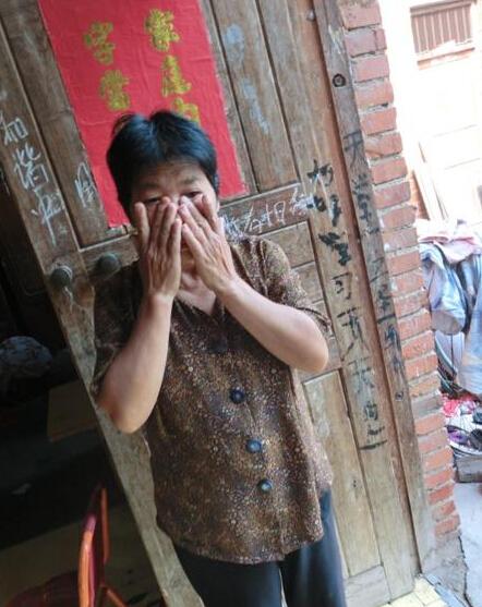 尤云兰的丈夫因病去世,家庭困难,借钱给儿子娶的媳妇,儿媳却因家庭贫困而离家出走