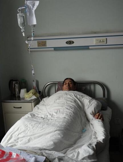 张广路躺在病床上没能忘记家里的儿女,他说我一定要赶快好起来,我的儿子女儿不能没有我。
