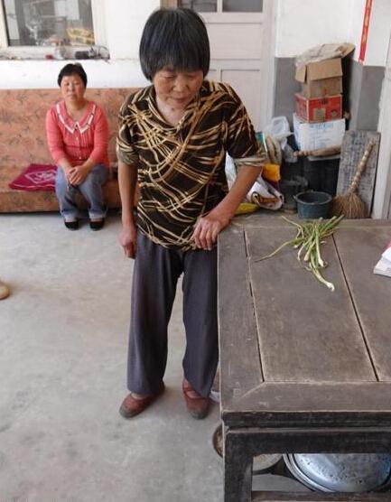 段海军的母亲年老体衰又患有多种疾病,行走都非常困难,家中的遭遇也受了很多苦。