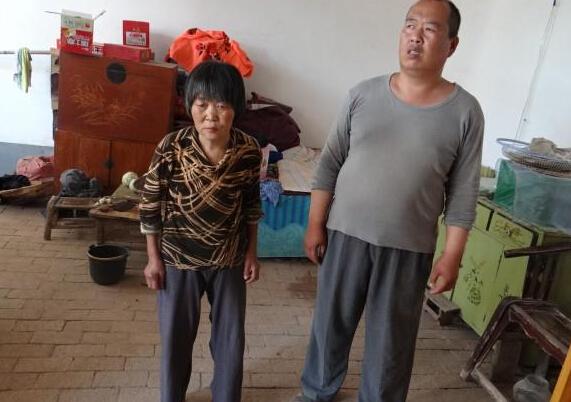 段海军和年老体衰的母亲,都患有眼疾。