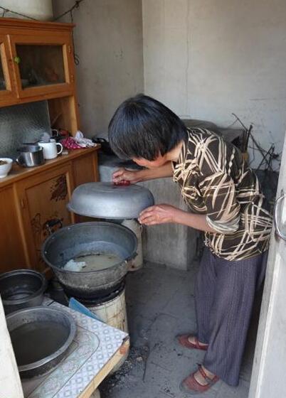 因为家境贫困以及遭遇,段海军一家每天吃的饭都是残羹剩饭,生活很艰苦。