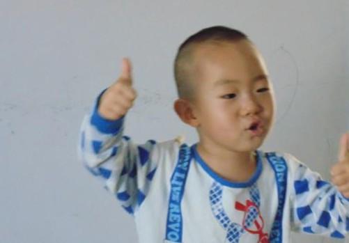 曾经没得病时快乐的何梓涵