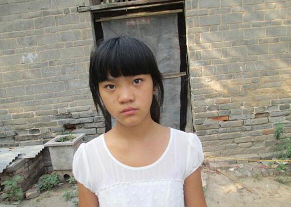 王子君今年13岁,在读初中,妹妹今年9岁,在上小学