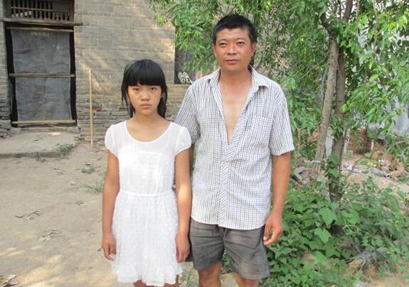 王子君和他父亲,全家四口人靠王子君父亲勉强种点田地维持生活