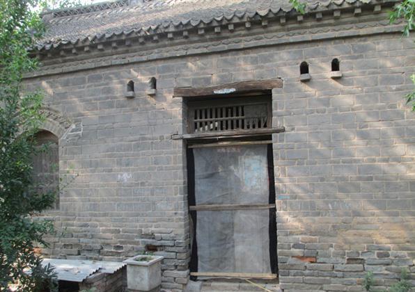 王子君家的全貌,房子已很古旧,家庭没有条件修缮和翻新