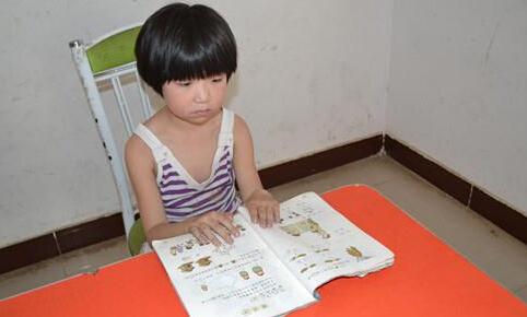 张梦雨今年7岁,家住河南南阳市邓州市许营村,在读小学一年级