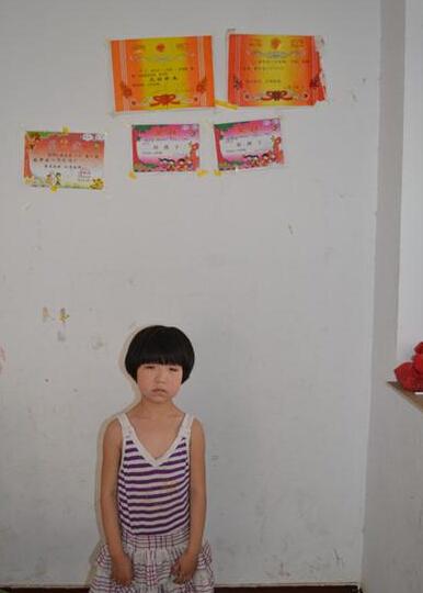 张梦雨父母因病去世,他和哥哥随着爷爷奶奶一起生活