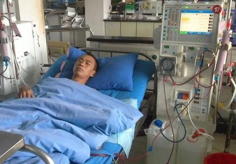 受助人无助地躺在床上