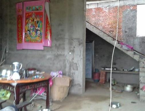 受助人家中简陋的正厅