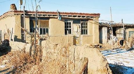 李博云家的房子,很是破旧。