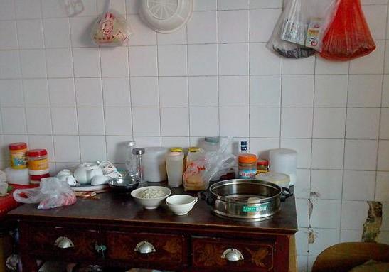 艰苦的生活条件,这张条桌我们家用了30多年了。