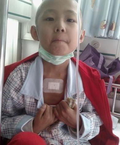 孩子做完骨穿,又做了胸穿,每次面对冰冷的钢针孩子还是那样的坚强!