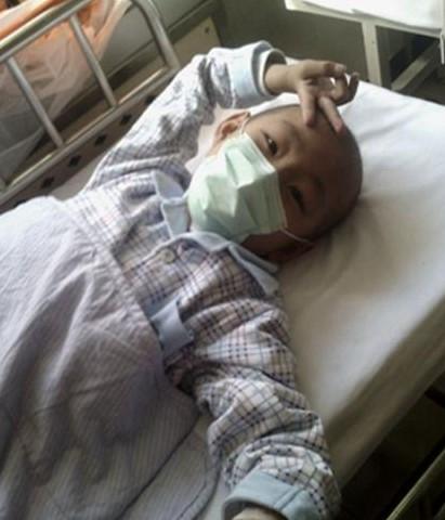 孩子打完针后要平躺三个小时,不能吃饭,不能喝水,但是孩子每次都坚持的很好,还很乐观。