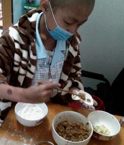 孩子很懂事,学着包饺子,说学会了就可以帮我做饭,料理家务,听着孩子的话,心里很心酸,孩子你是最棒的,妈妈永远爱你!