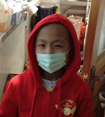 孩子做完化疗,为了防止感染,只能带着口罩。