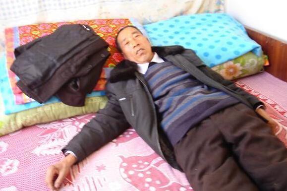 图片中就是饱受病痛折磨的冯三科,完全失去了劳动能力