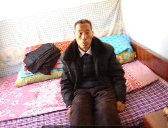 冯三科病痛后深感对不起妻儿,为了给自已治病施累了家人,也连累了儿子,时常背后暗自流泪