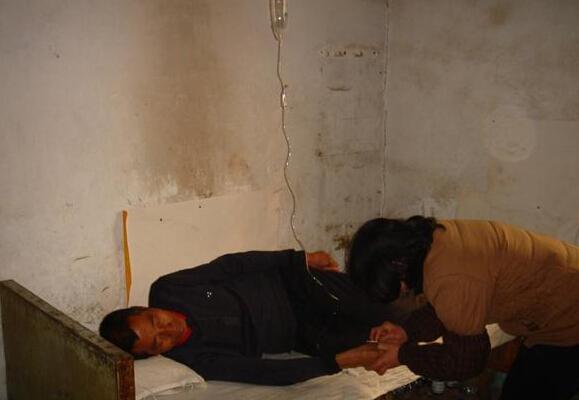 善良村卫生所医生给冯三科治疗打点滴