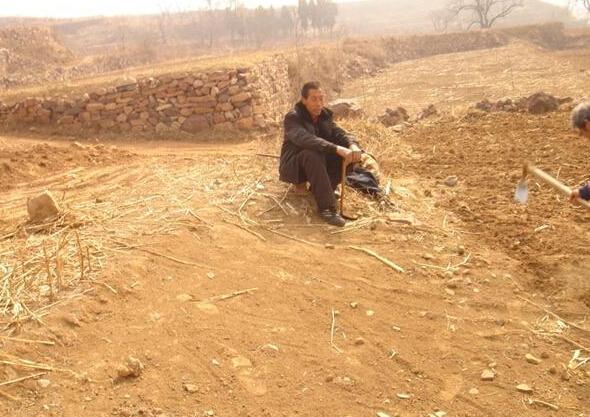 冯三科家里的土地,这个就是靠着老天吃饭的,下雨就有收成,不下雨就不行了